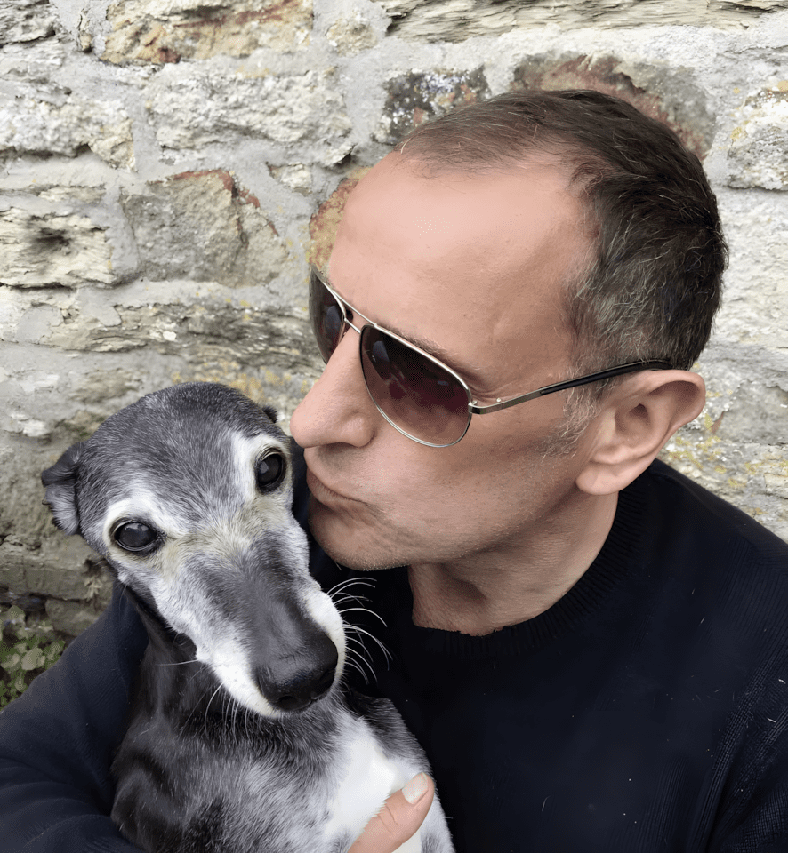 Tobb szazan kisertek utolso setajara a haldoklo 18 eves kutyust1.jpg